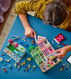 LEGO® Friends - HLC Lejligheder Og Butikker 42670 - 2040 Dele