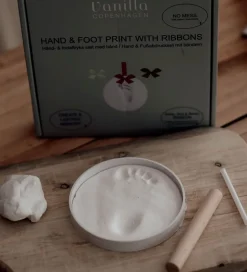 Vanilla Copenhagen Hånd- og Fodaftryksæt m. Bånd - Hvid/Rød/Brun